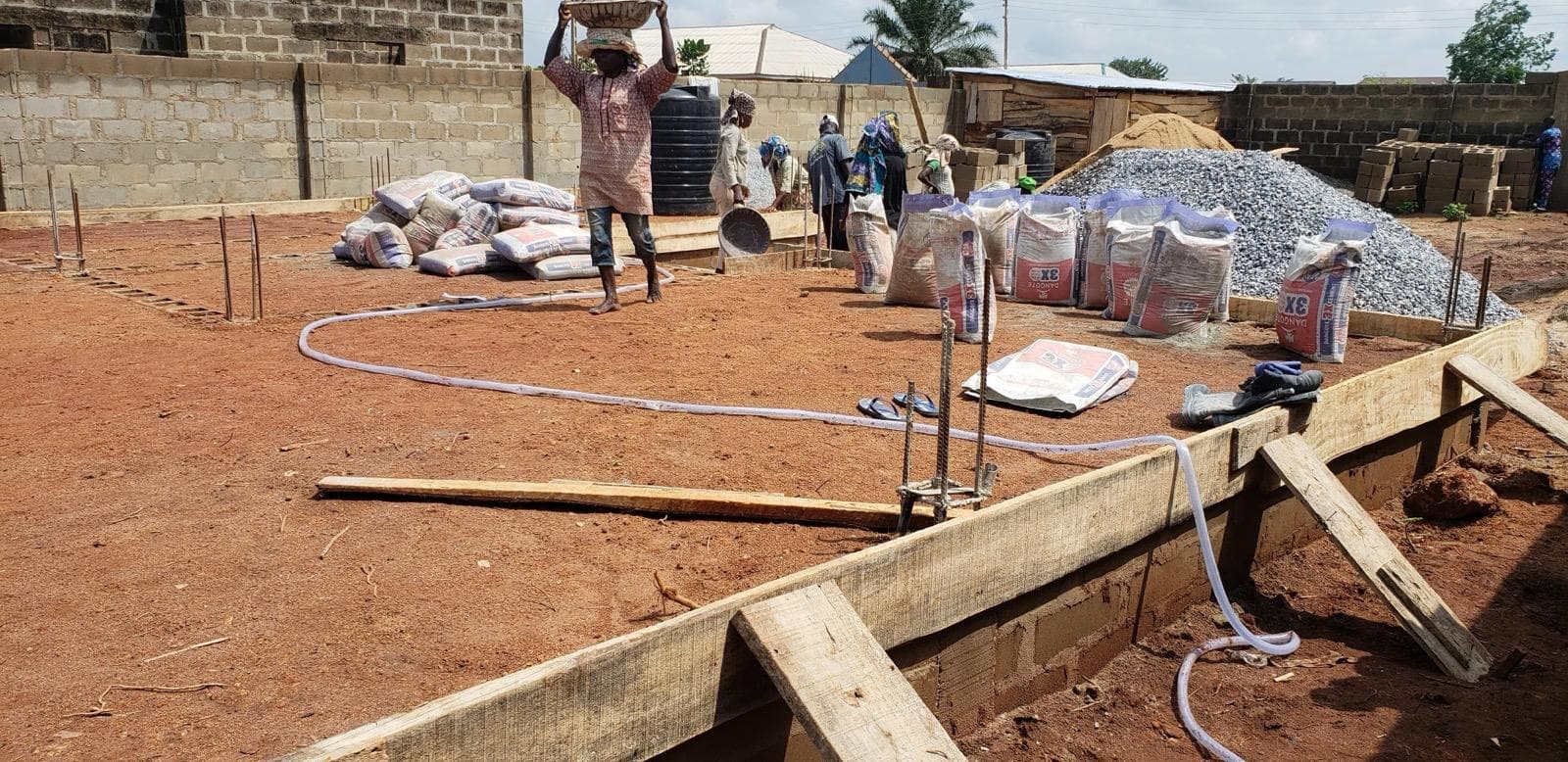Pouring and compacting of laterite within the foundation — photo 2